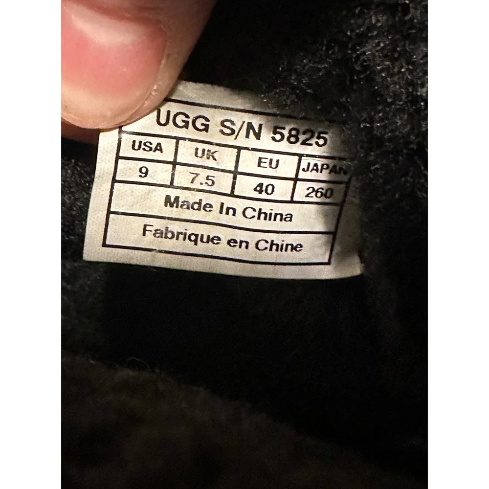 UGG Classic Short 5825 Black Sheepskin Fur Lined Winter Boots Womens 9